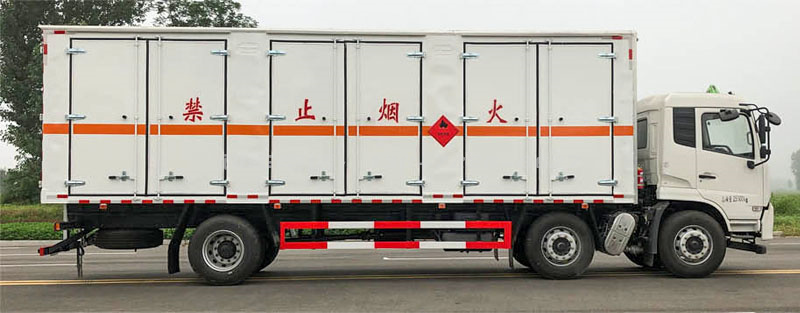 东风天锦小三轴易燃液体厢式运输车图片4