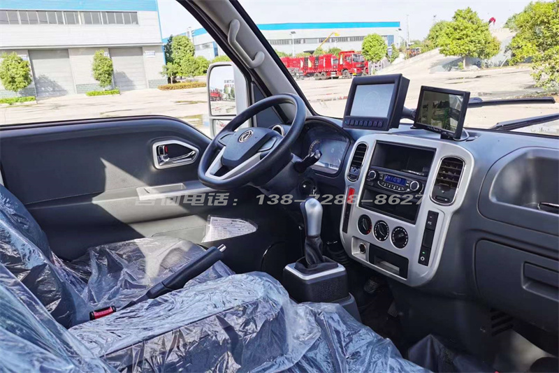 东风华神2吨纯电动洒水车驾驶室内饰