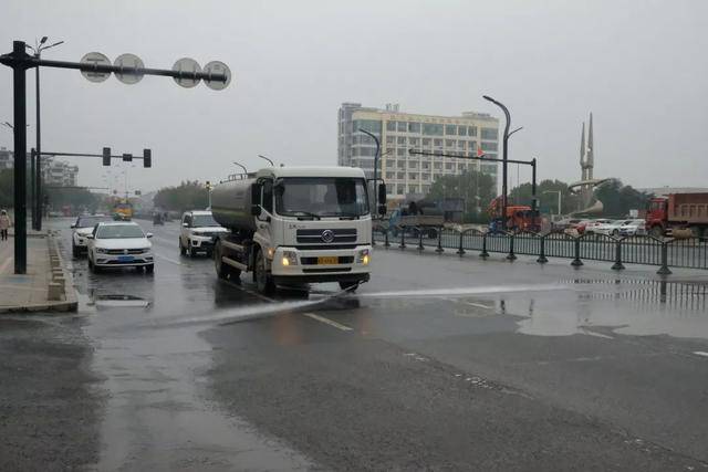 为什么洒水车在下雨天也要洒水呢?