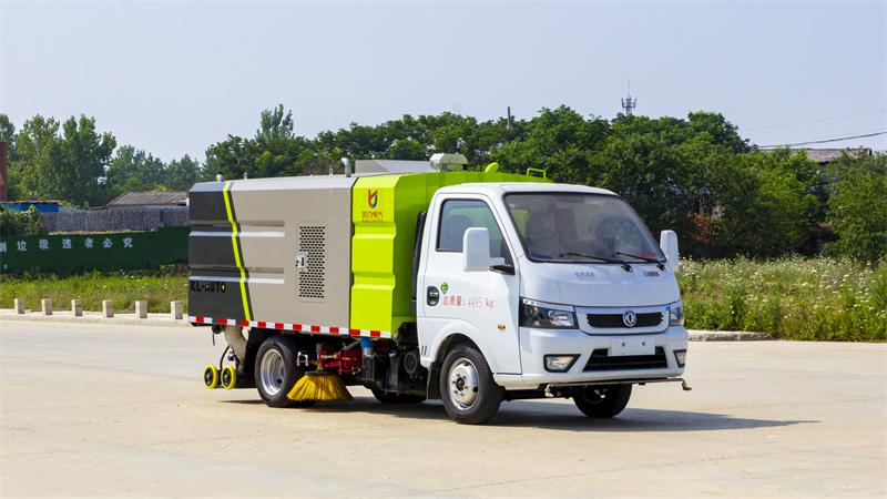 蓝牌洗扫车推荐：东风途逸小型洗扫车