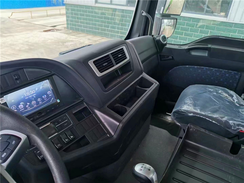 重汽汕德卡15吨洒水车(图3)