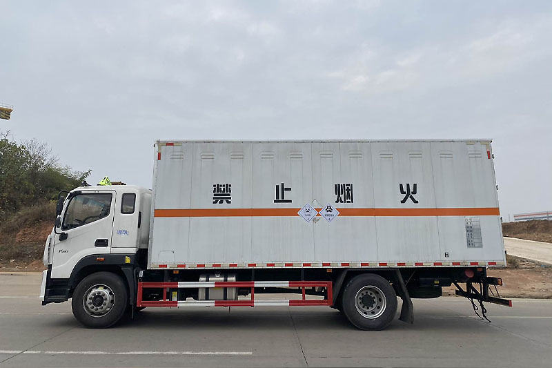 福田欧马可毒性和感染性物品厢式运输车左侧图