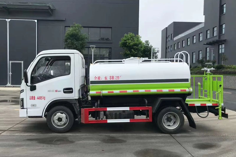 跃进2.5吨洒水车左侧图