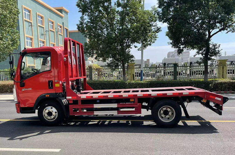 重汽豪沃蓝牌挖掘机运输车左侧图