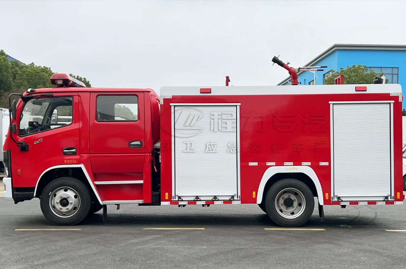 东风多利卡4吨水罐消防车左侧图