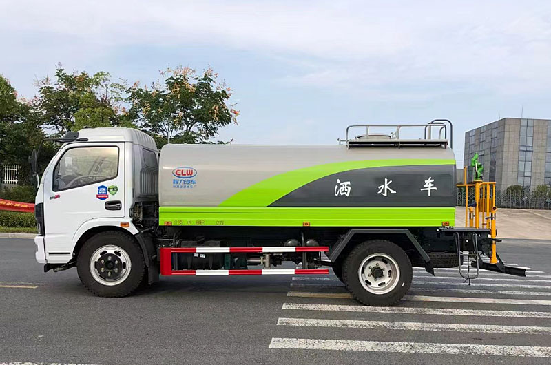 东风福瑞卡9.2吨洒水车左侧图
