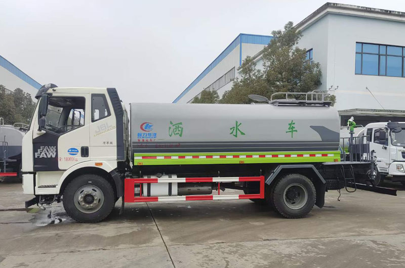 解放14吨洒水车左侧图